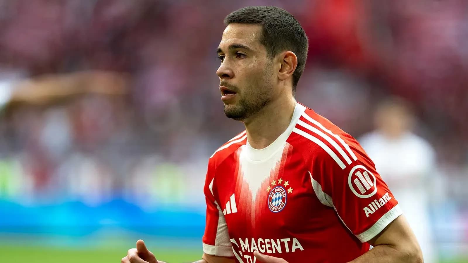 Jugador de Bayern Múnich en acción durante el partido Jugador de Bayern Múnich en acción durante el partido