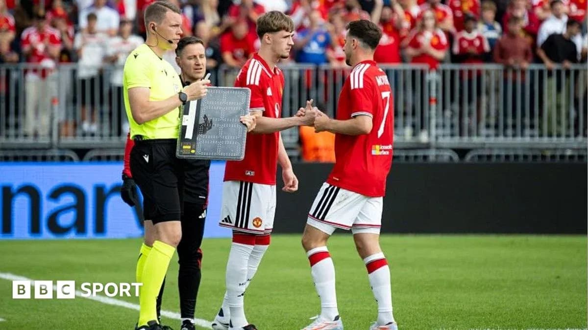 Jugadores de Manchester United realizan un cambio durante el partido Jugadores de Manchester United realizan un cambio durante el partido