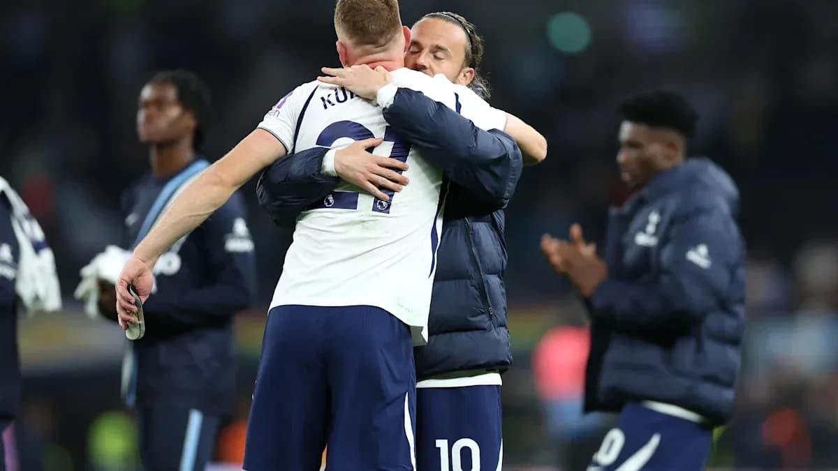 Jugadores de Tottenham abrazándose tras el partido Jugadores de Tottenham abrazándose tras el partido