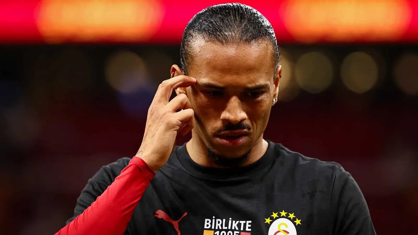 Jugador de Galatasaray con camiseta negra pensativo Jugador de Galatasaray con camiseta negra pensativo