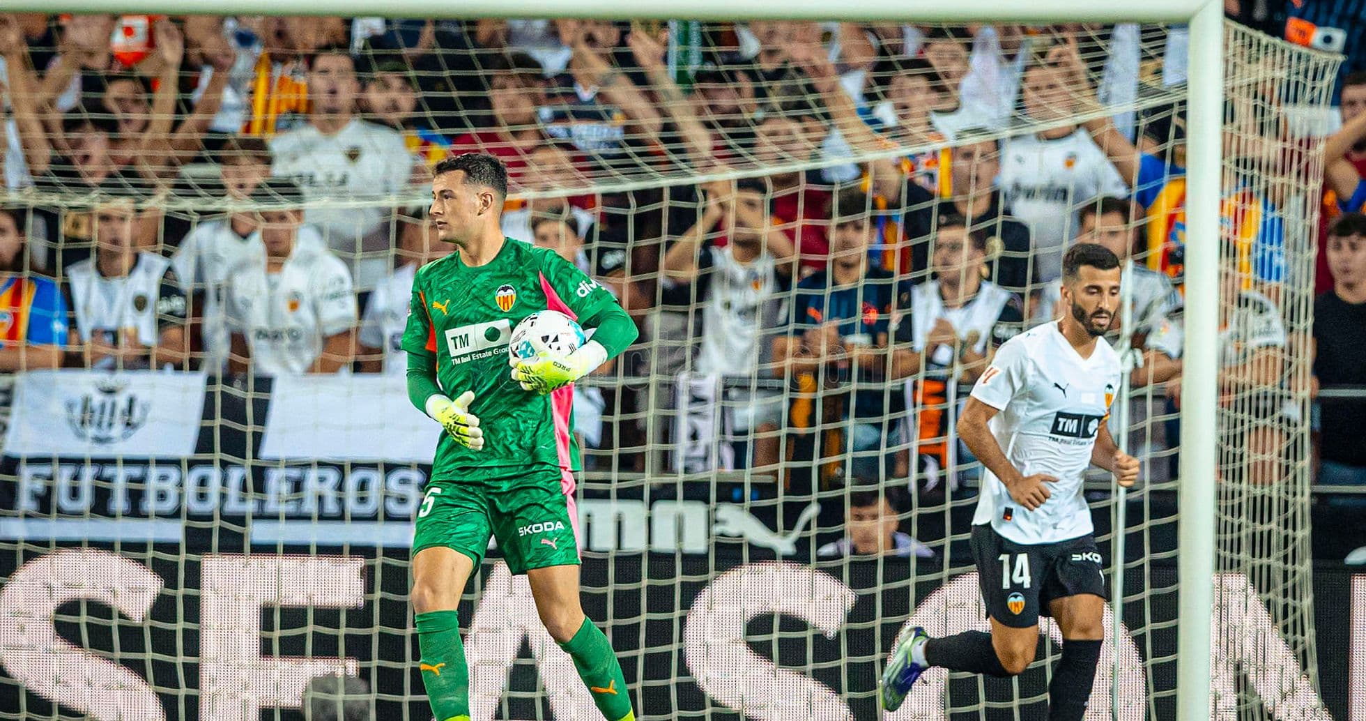 Portero de Valencia en acción durante el partido Portero de Valencia en acción durante el partido