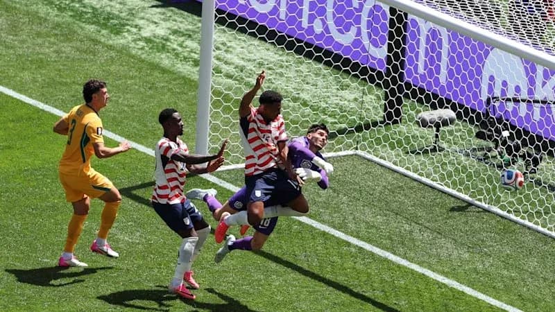 Jugadores luchando por un balón en la portería Jugadores luchando por un balón en la portería