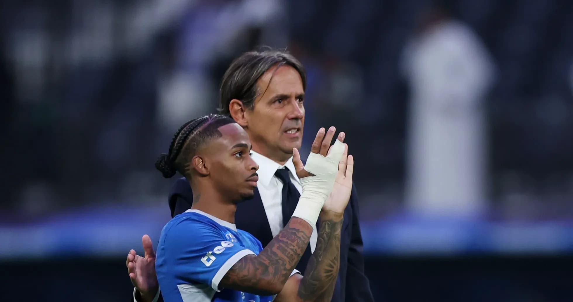 Jugador y entrenador saludando al público tras partido Jugador y entrenador saludando al público tras partido