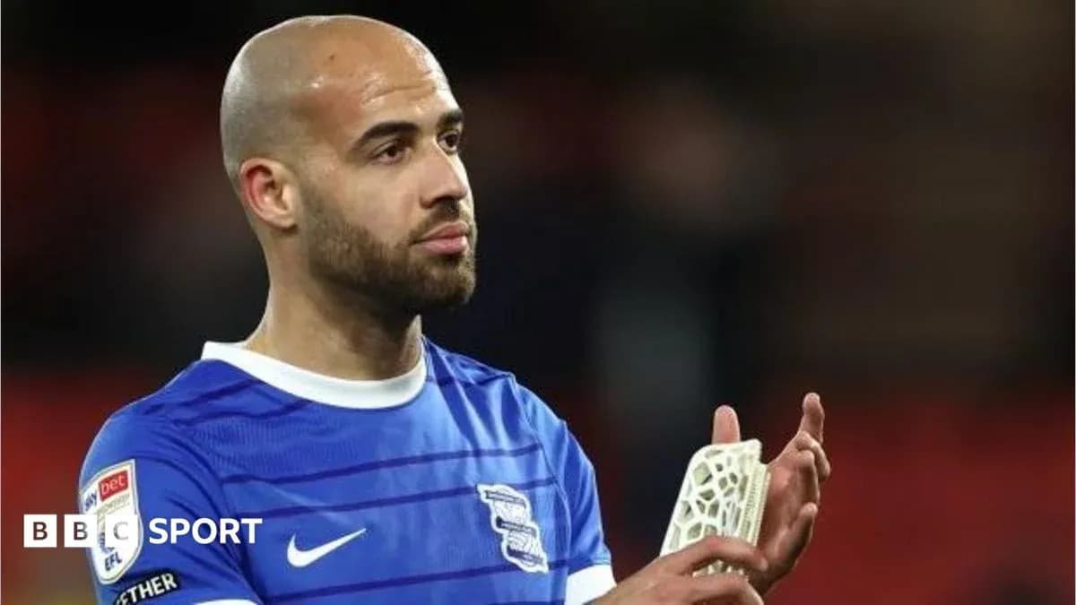 Jugador de Birmingham aplaudiendo tras el partido Jugador de Birmingham aplaudiendo tras el partido