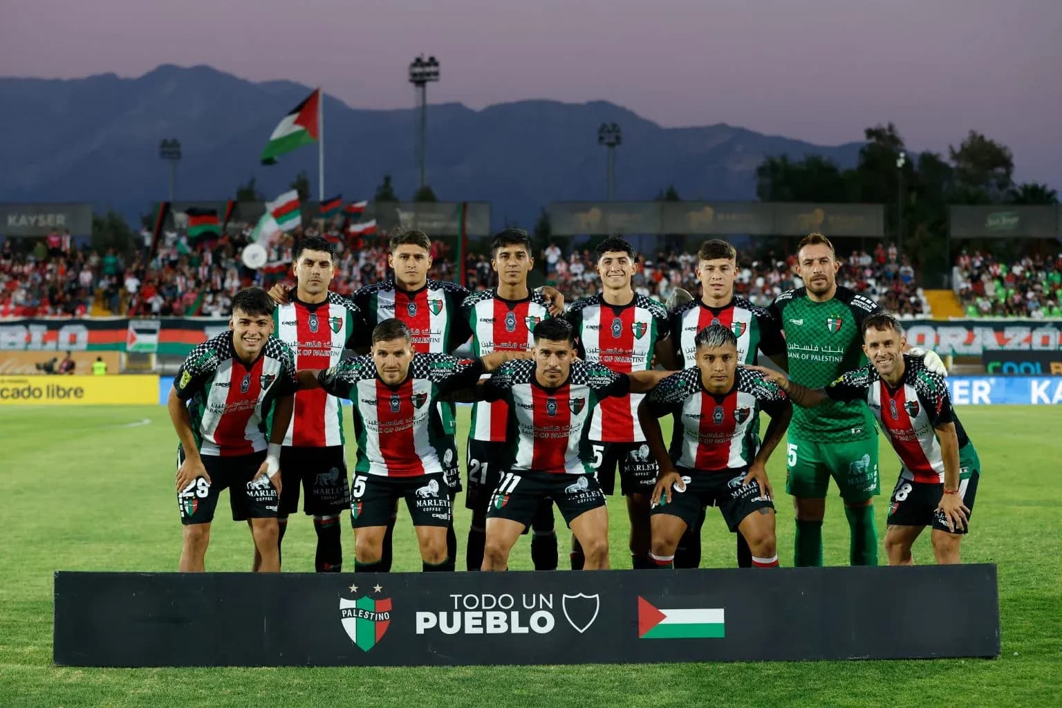 Equipo Palestino posando antes del partido Equipo Palestino posando antes del partido