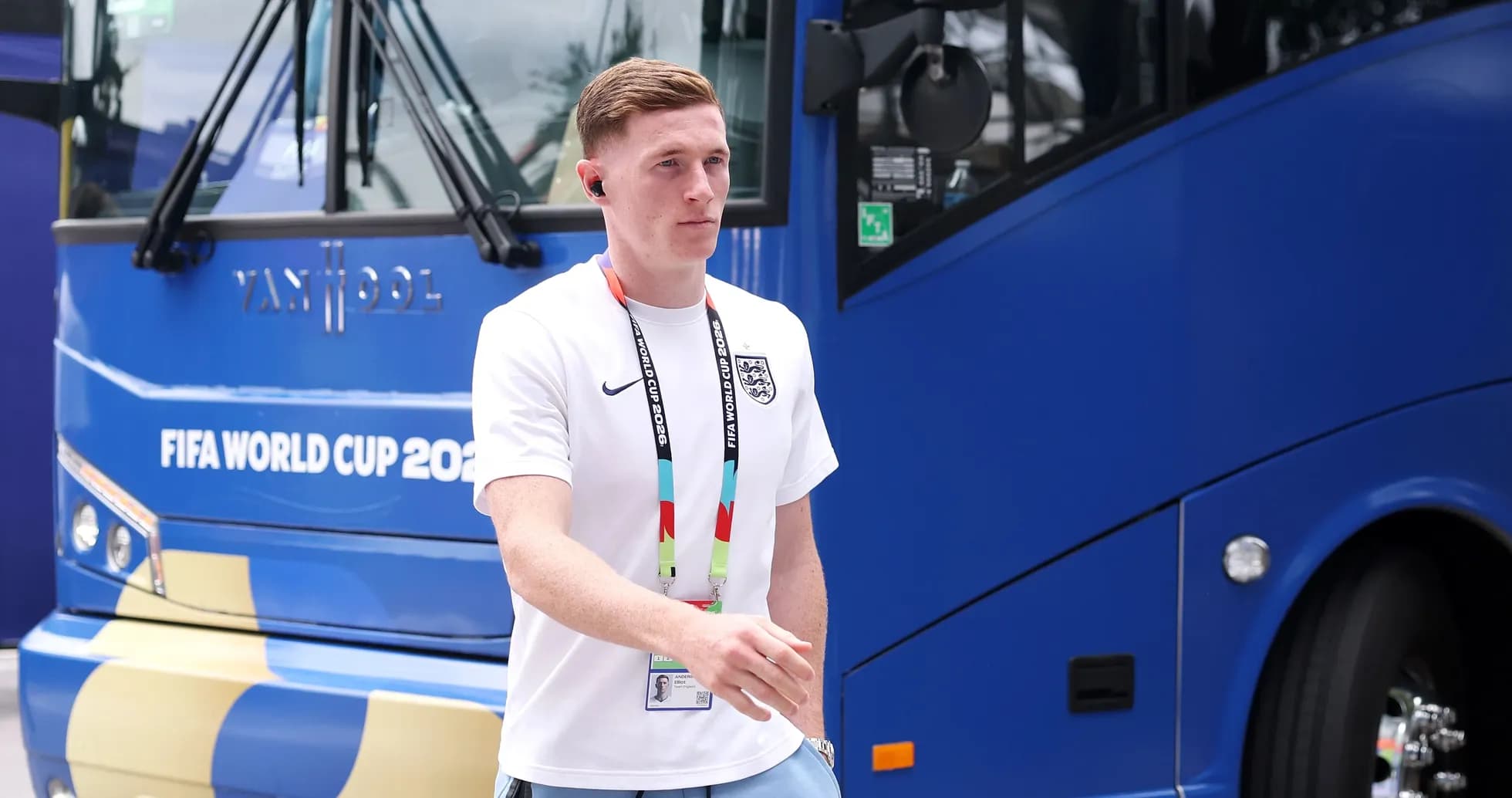 Jugador caminando junto al autobús de la selección inglesa Jugador caminando junto al autobús de la selección inglesa