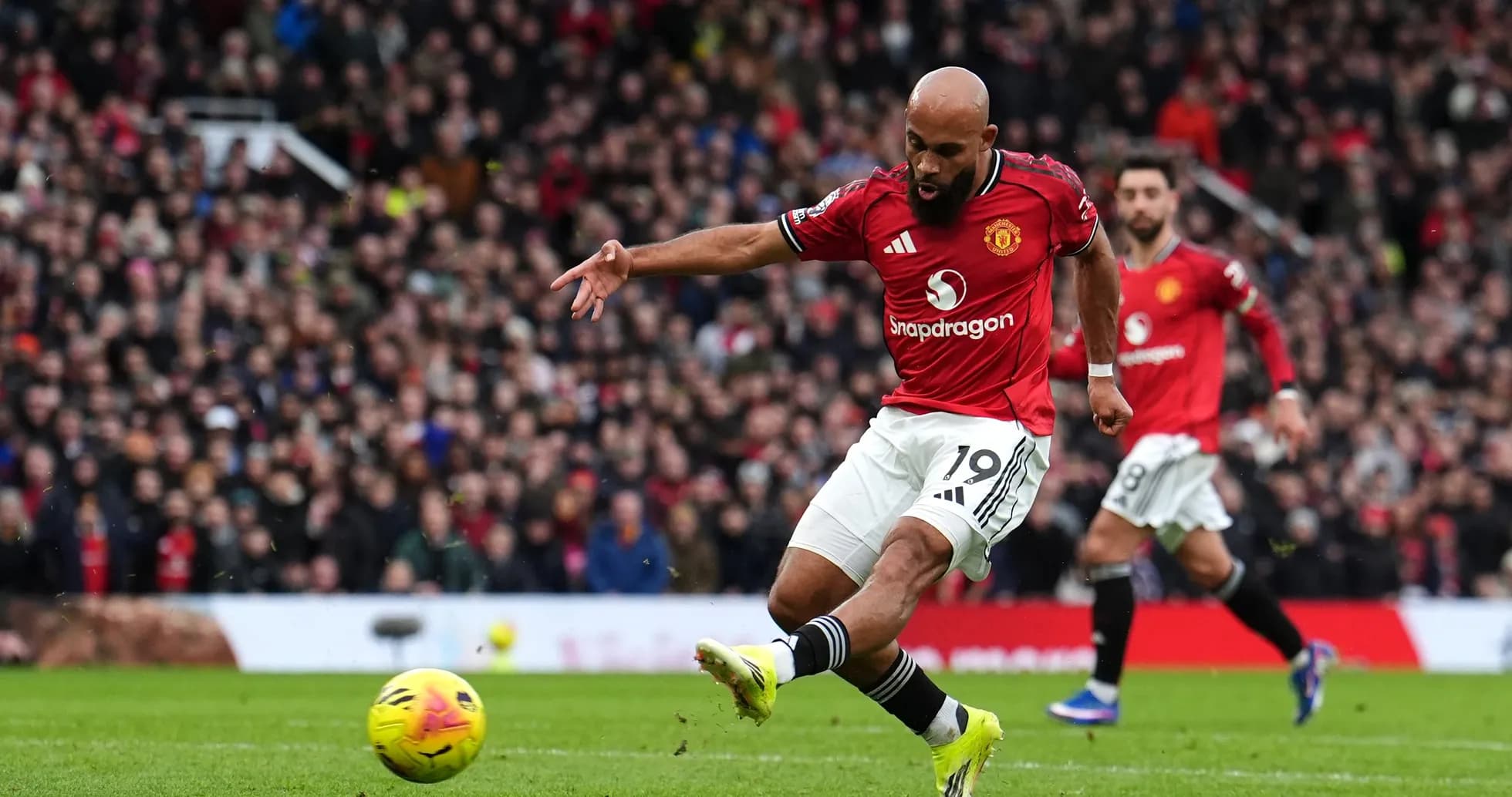 Jugador de Manchester United pateando el balón Jugador de Manchester United pateando el balón