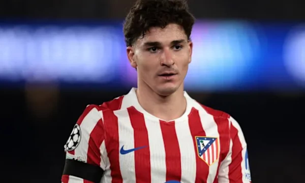 Jugador de Atlético de Madrid con camiseta rayada Jugador de Atlético de Madrid con camiseta rayada