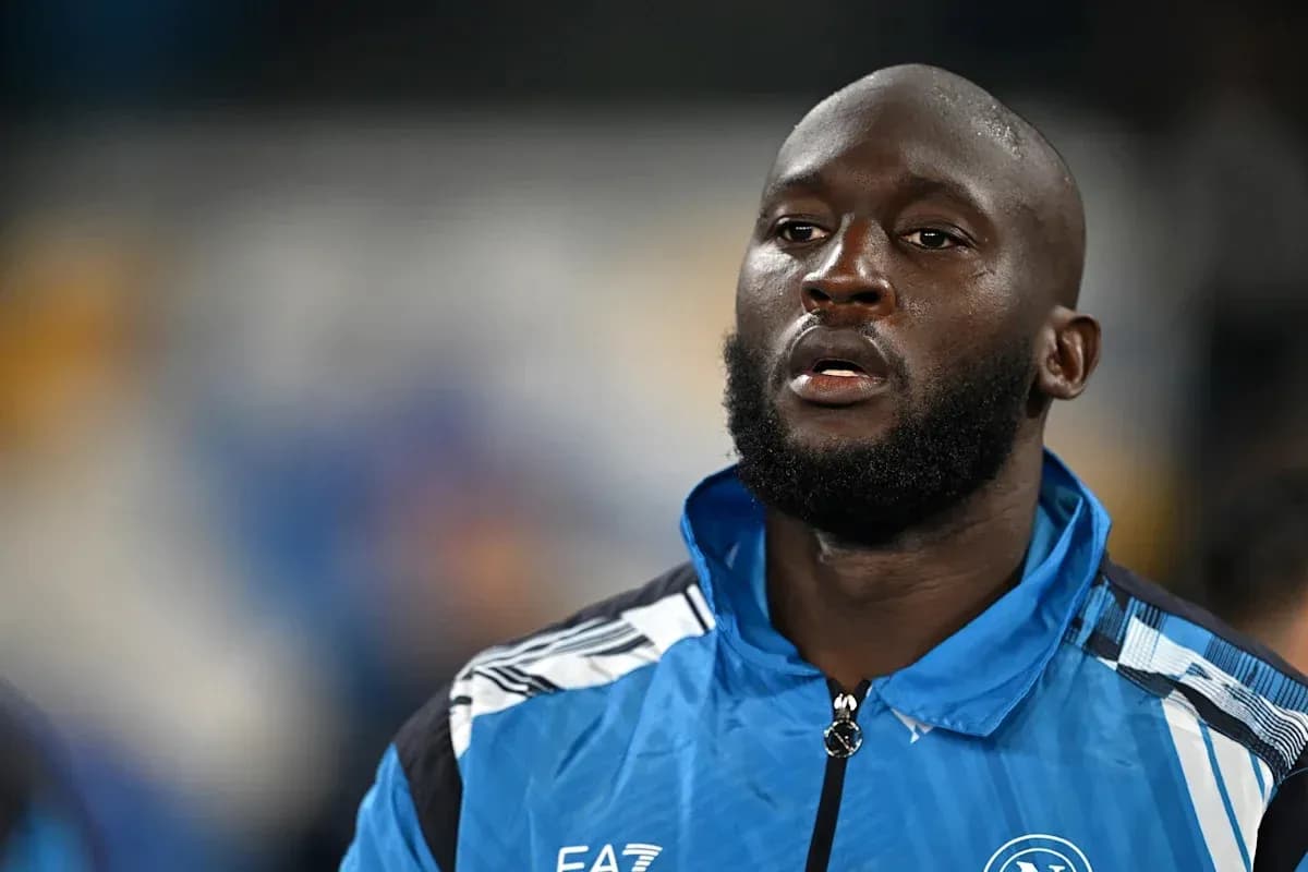 Jugador de Napoli en uniforme antes del partido Jugador de Napoli en uniforme antes del partido