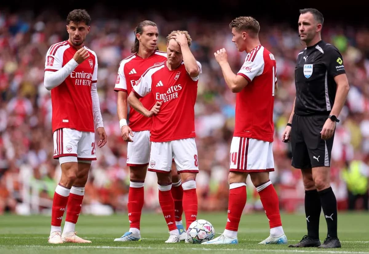 Jugadores del Arsenal discutiendo con el árbitro Jugadores del Arsenal discutiendo con el árbitro