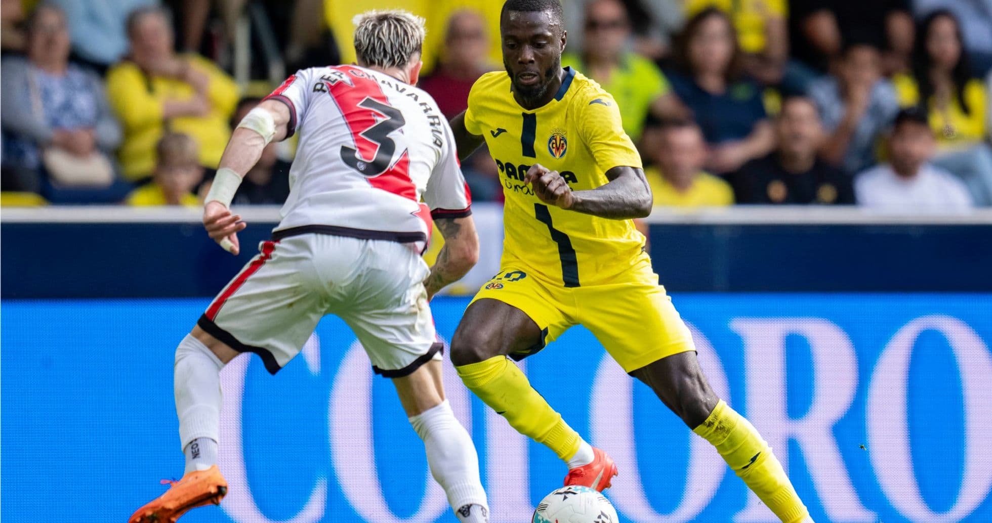 Jugador de Villarreal driblando a defensa de Rayo Vallecano Jugador de Villarreal driblando a defensa de Rayo Vallecano