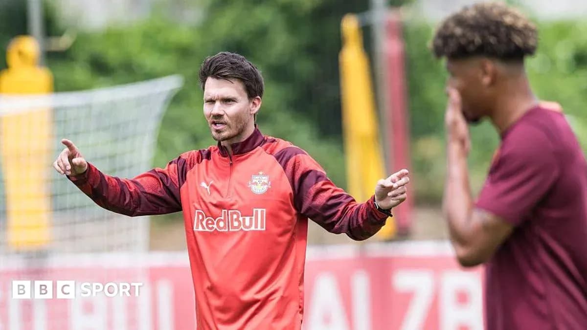 Entrenador dirigiendo a un jugador durante entrenamiento Entrenador dirigiendo a un jugador durante entrenamiento