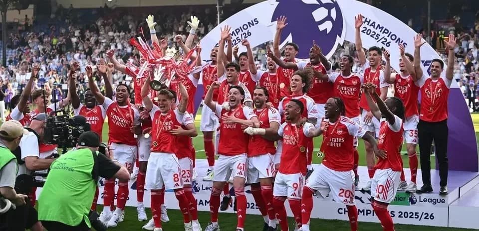 Jugadores de Arsenal celebrando el campeonato de la Premier League Jugadores de Arsenal celebrando el campeonato de la Premier League