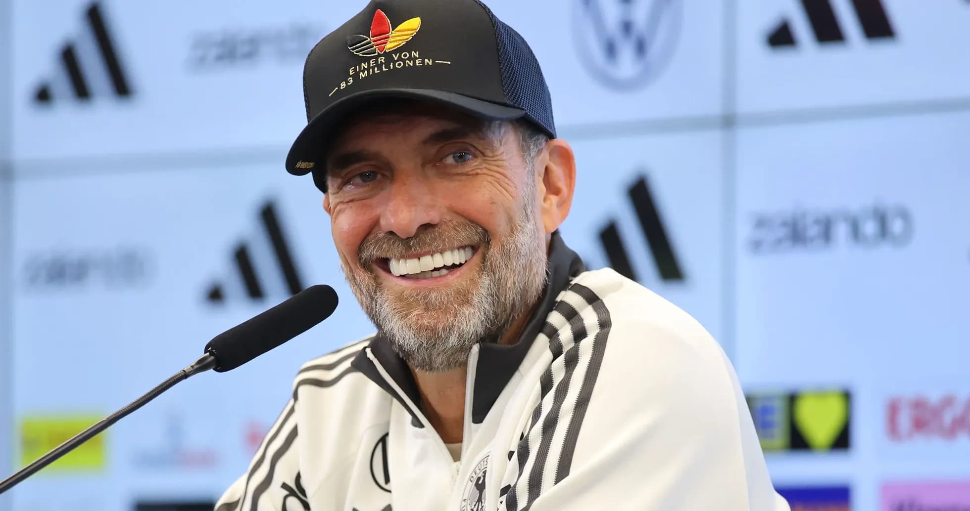 Entrenador hablando en conferencia de prensa Entrenador hablando en conferencia de prensa