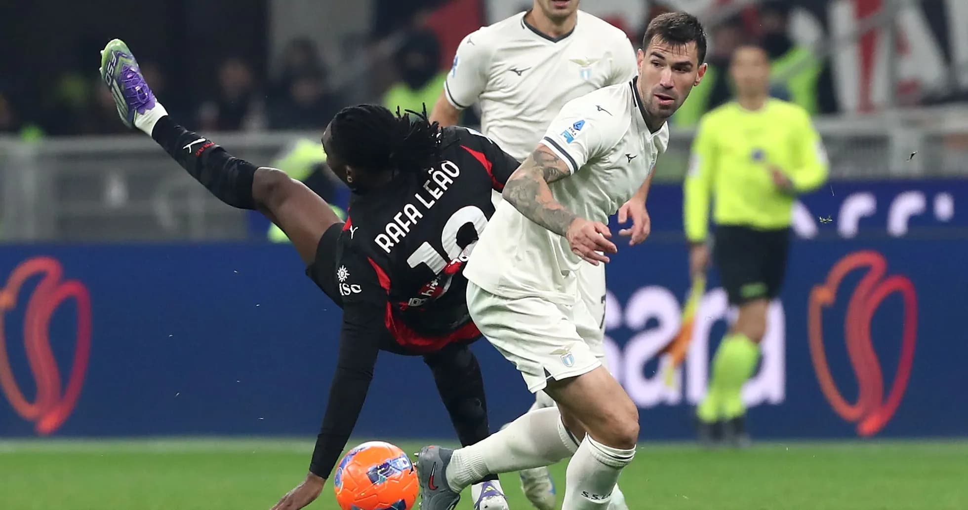 Jugador de Lazio esquivando a Rafael Leão Jugador de Lazio esquivando a Rafael Leão
