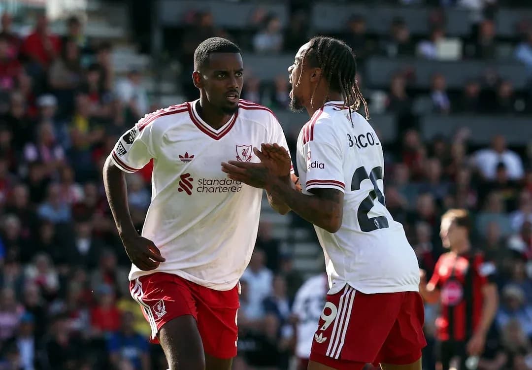 Dos jugadores de Liverpool celebrando un gol Dos jugadores de Liverpool celebrando un gol