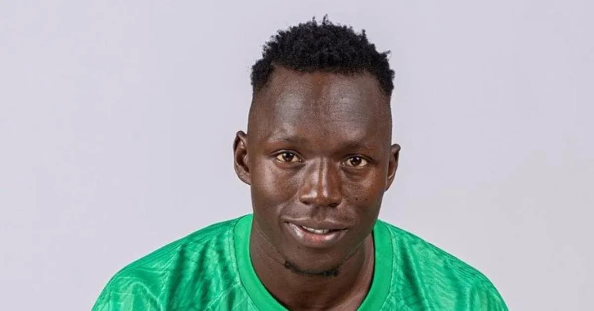 Jugador con camiseta verde sonriendo a la cámara Jugador con camiseta verde sonriendo a la cámara