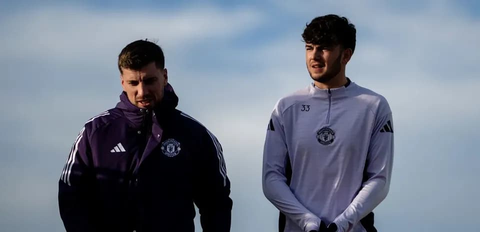 Jugadores de Manchester United en el campo de entrenamiento Jugadores de Manchester United en el campo de entrenamiento