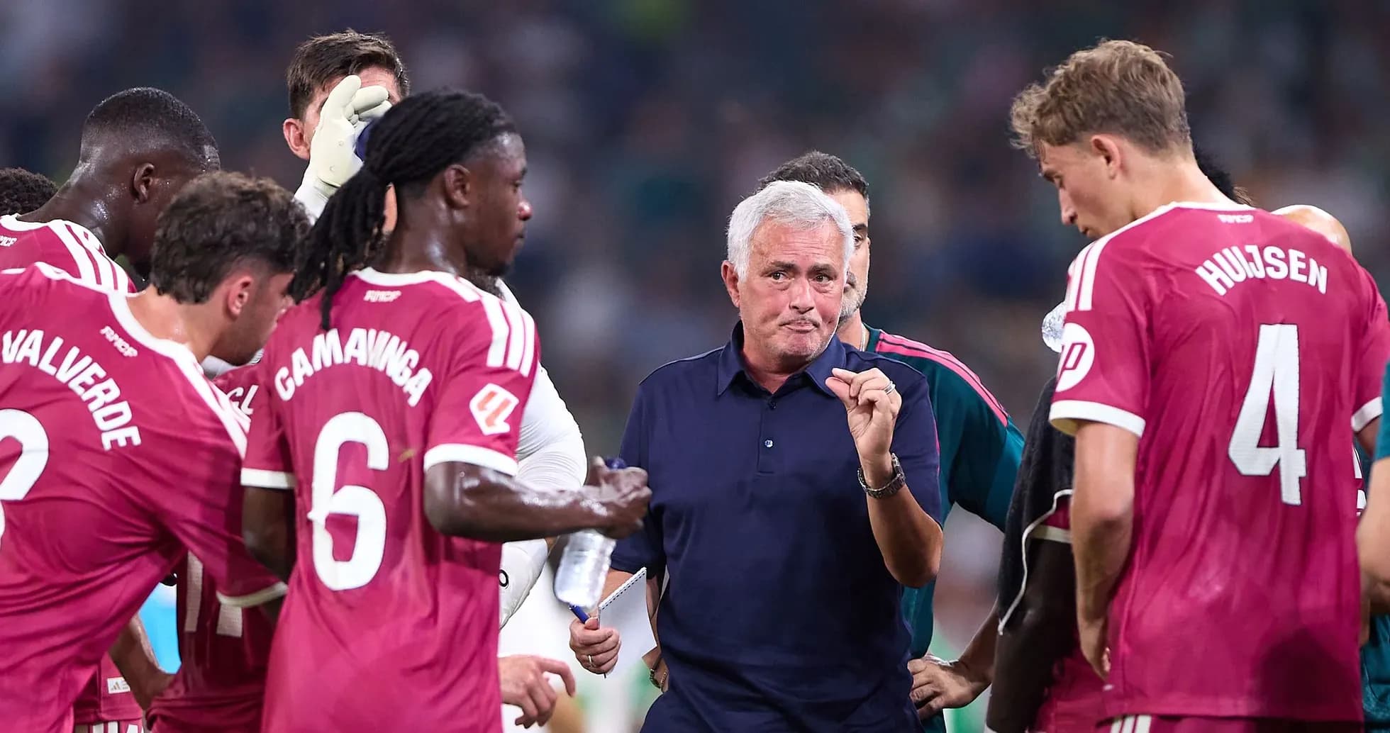 José Mourinho dando instrucciones a su equipo durante partido José Mourinho dando instrucciones a su equipo durante partido