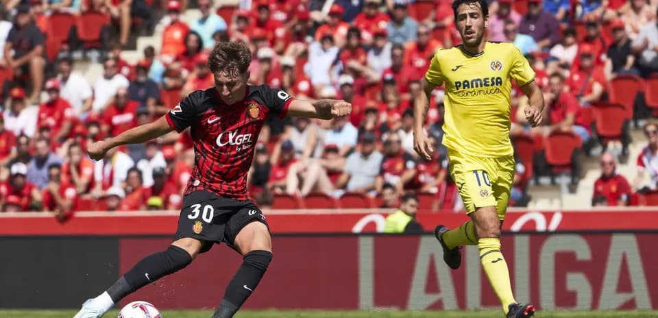 Jugador de Mallorca controlando el balón contra Villarreal Jugador de Mallorca controlando el balón contra Villarreal