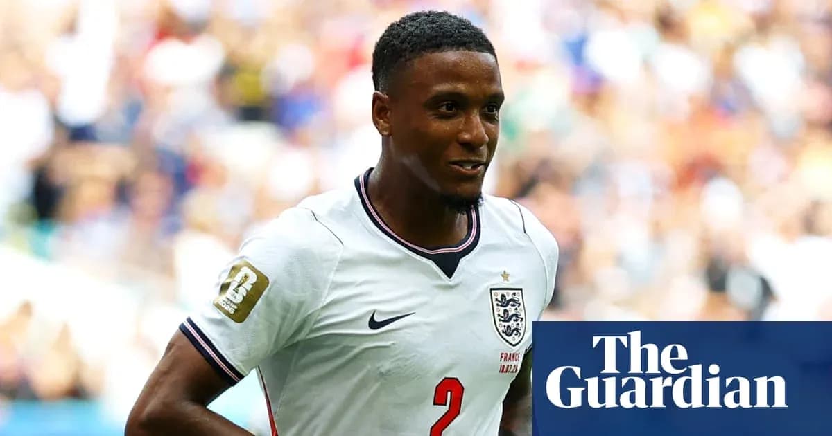 Jugador de Inglaterra con camiseta blanca durante un partido Jugador de Inglaterra con camiseta blanca durante un partido