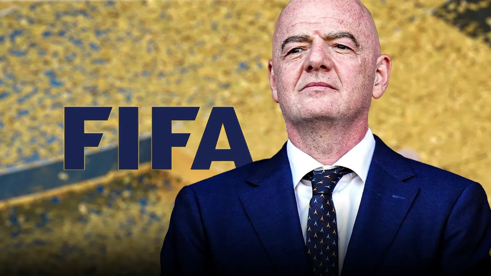 Gianni Infantino posando frente al logo de FIFA Gianni Infantino posando frente al logo de FIFA