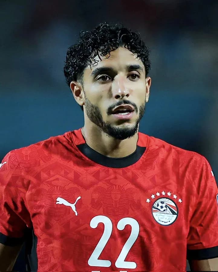 Jugador con camiseta roja de Egipto en el campo Jugador con camiseta roja de Egipto en el campo