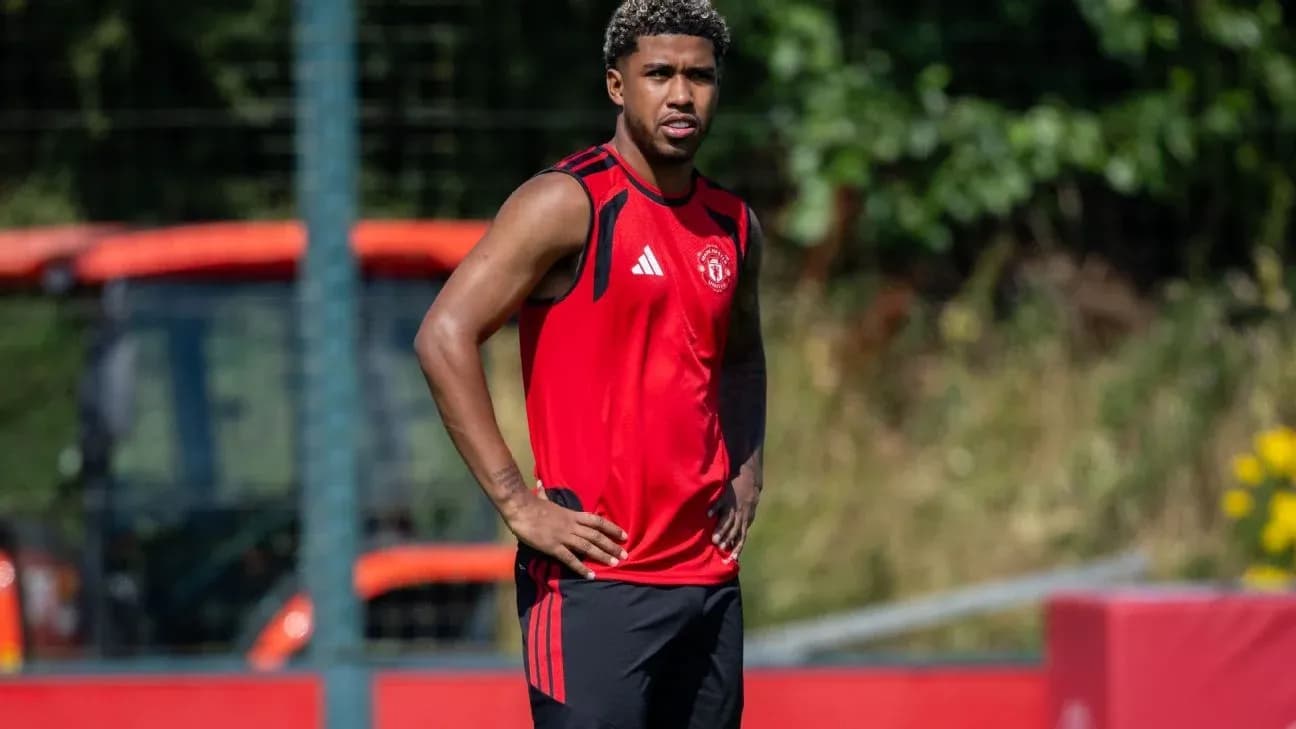 Jugador entrenando en campo con camiseta roja Jugador entrenando en campo con camiseta roja