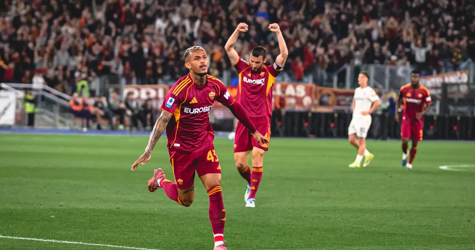 Jugador de AS Roma celebrando un gol Jugador de AS Roma celebrando un gol