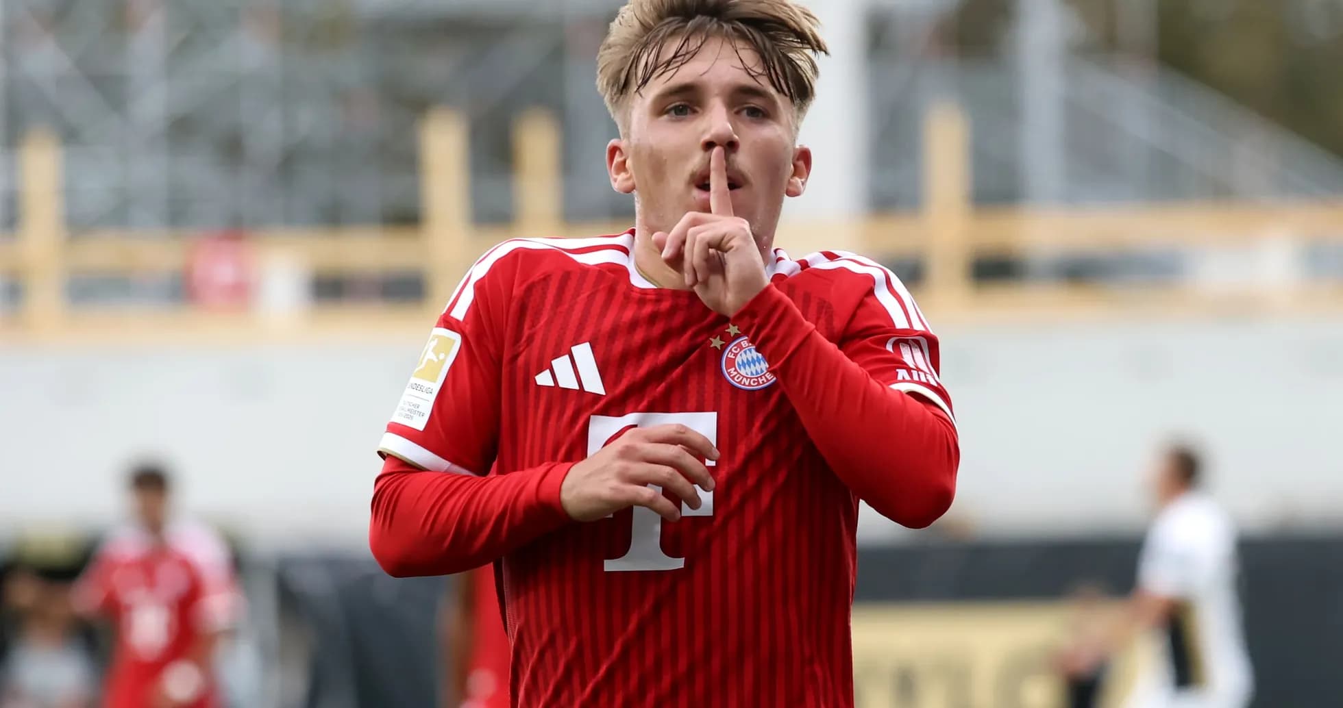 Jugador del Bayern Múnich haciendo gesto de silencio Jugador del Bayern Múnich haciendo gesto de silencio