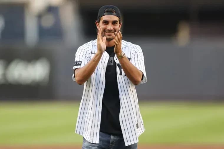 Hombre aplaudiendo con camiseta de béisbol en el campo Hombre aplaudiendo con camiseta de béisbol en el campo