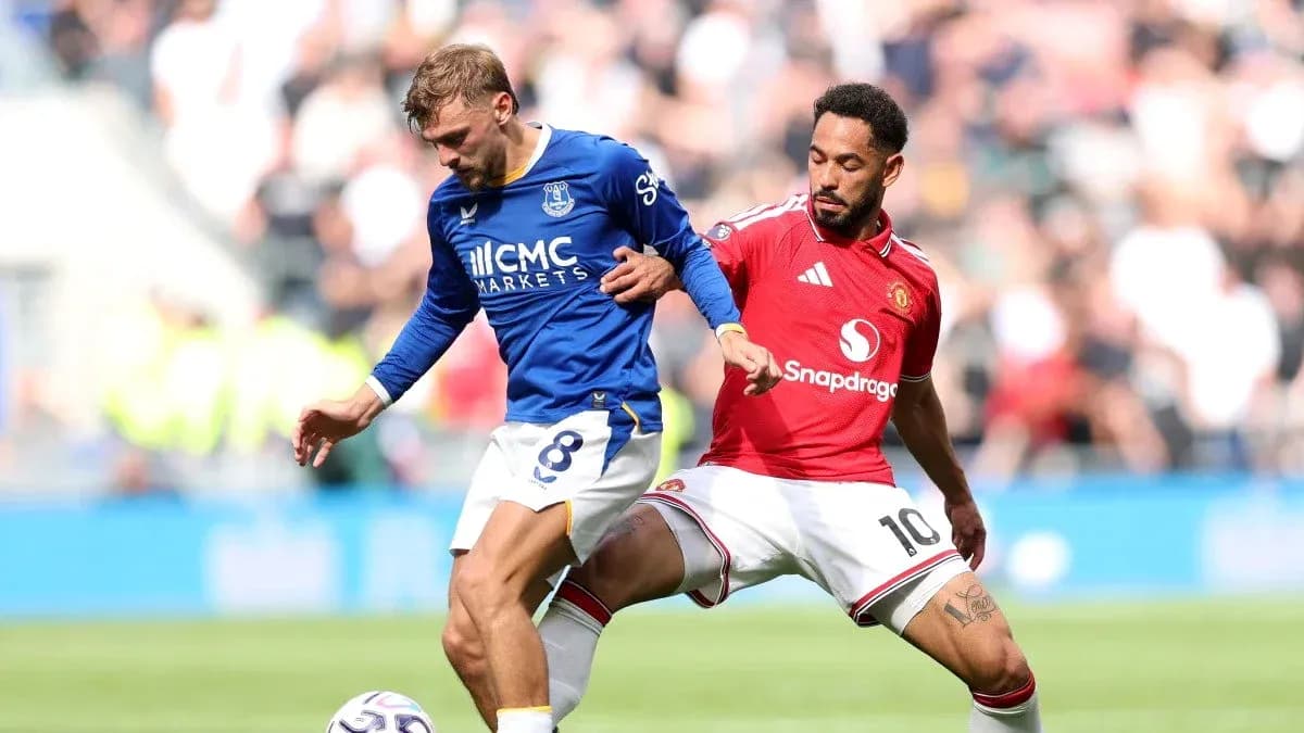 Jugadores de Everton y Manchester United disputando el balón Jugadores de Everton y Manchester United disputando el balón