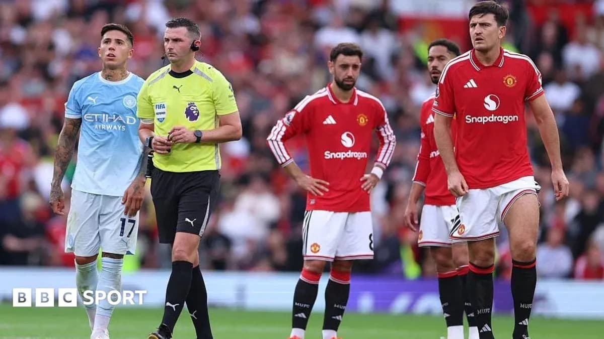 Jugadores de Manchester United y árbitro en el campo Jugadores de Manchester United y árbitro en el campo