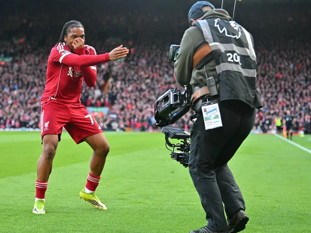 Jugador de Liverpool celebrando gol en Anfield Jugador de Liverpool celebrando gol en Anfield
