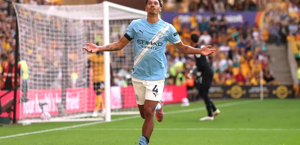 Jugador de Manchester City celebrando un gol en el campo Jugador de Manchester City celebrando un gol en el campo