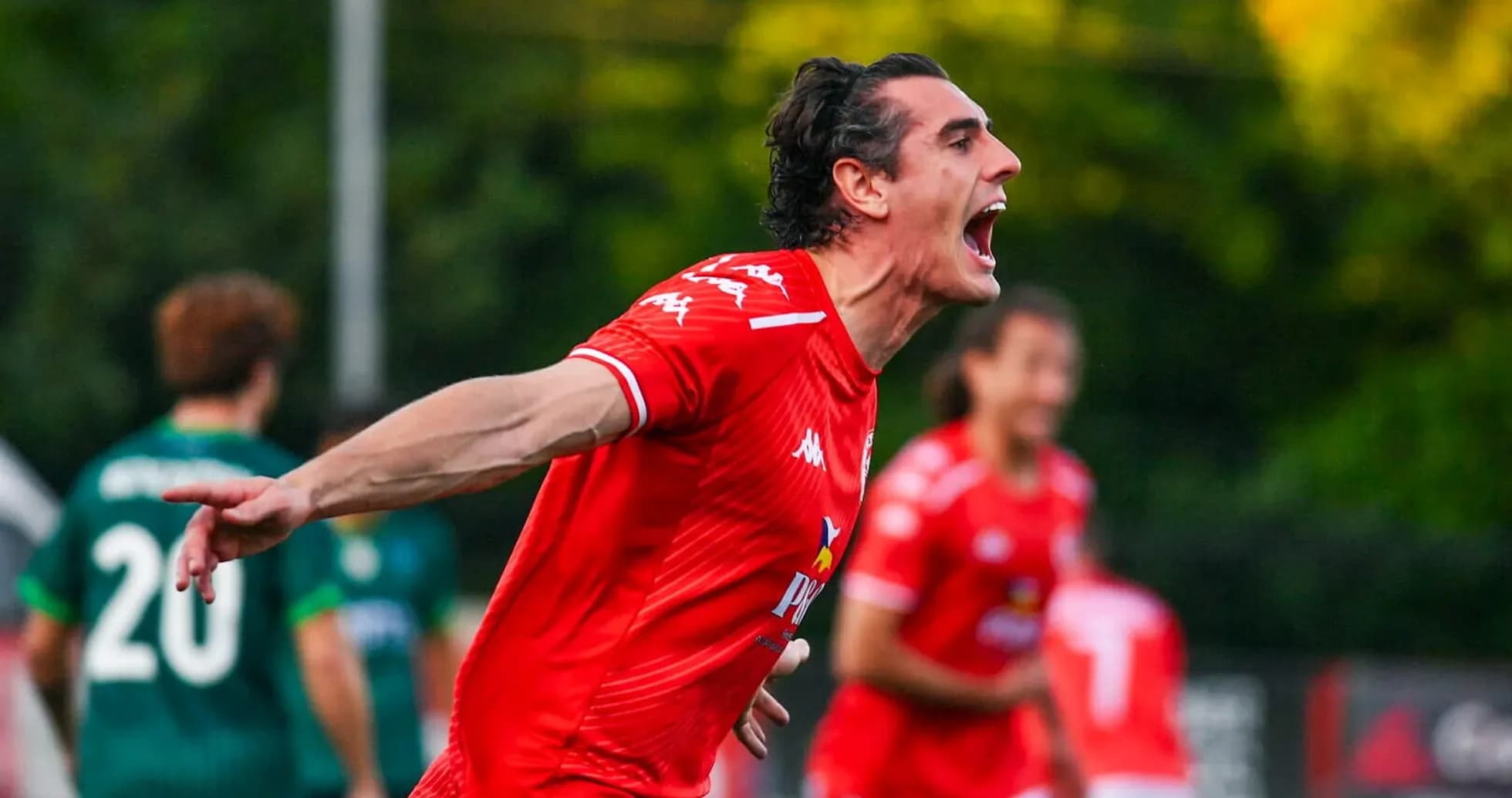 Jugador celebrando un gol en partido de fútbol Jugador celebrando un gol en partido de fútbol