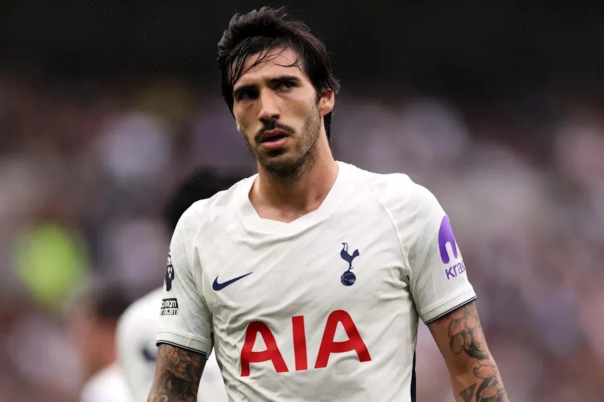 Jugador de Tottenham con camiseta blanca en el campo Jugador de Tottenham con camiseta blanca en el campo