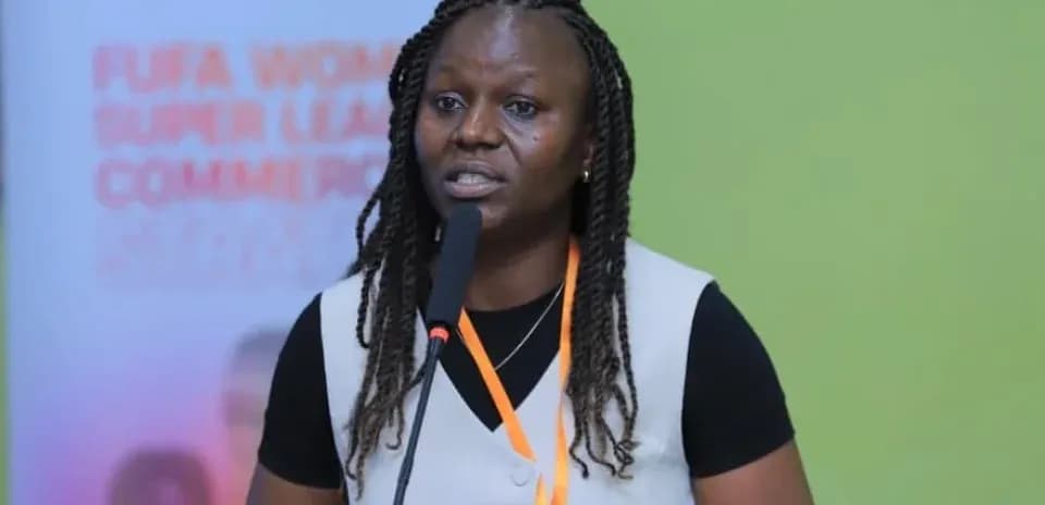 Mujer hablando en una conferencia sobre fútbol femenino Mujer hablando en una conferencia sobre fútbol femenino