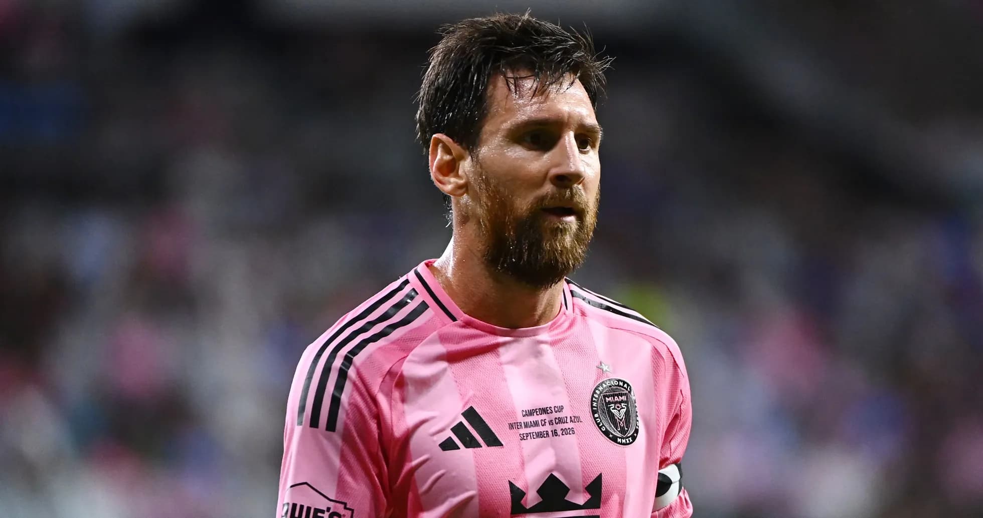 Lionel Messi en uniforme rosa durante partido Lionel Messi en uniforme rosa durante partido