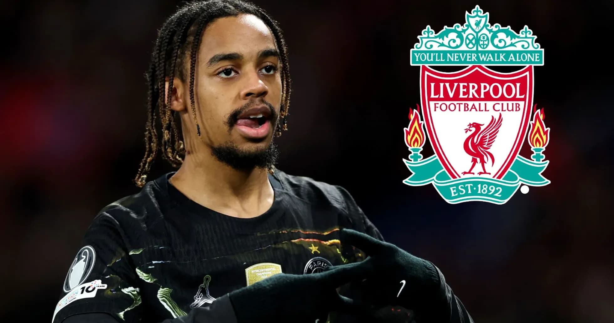 Jugador gesticulando con el logo de Liverpool detrás Jugador gesticulando con el logo de Liverpool detrás