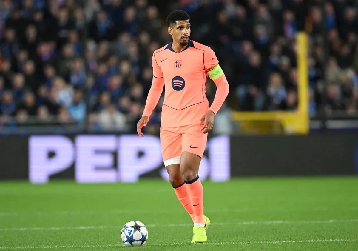 Jugador con camiseta rosa dirigiendo el balón en campo Jugador con camiseta rosa dirigiendo el balón en campo
