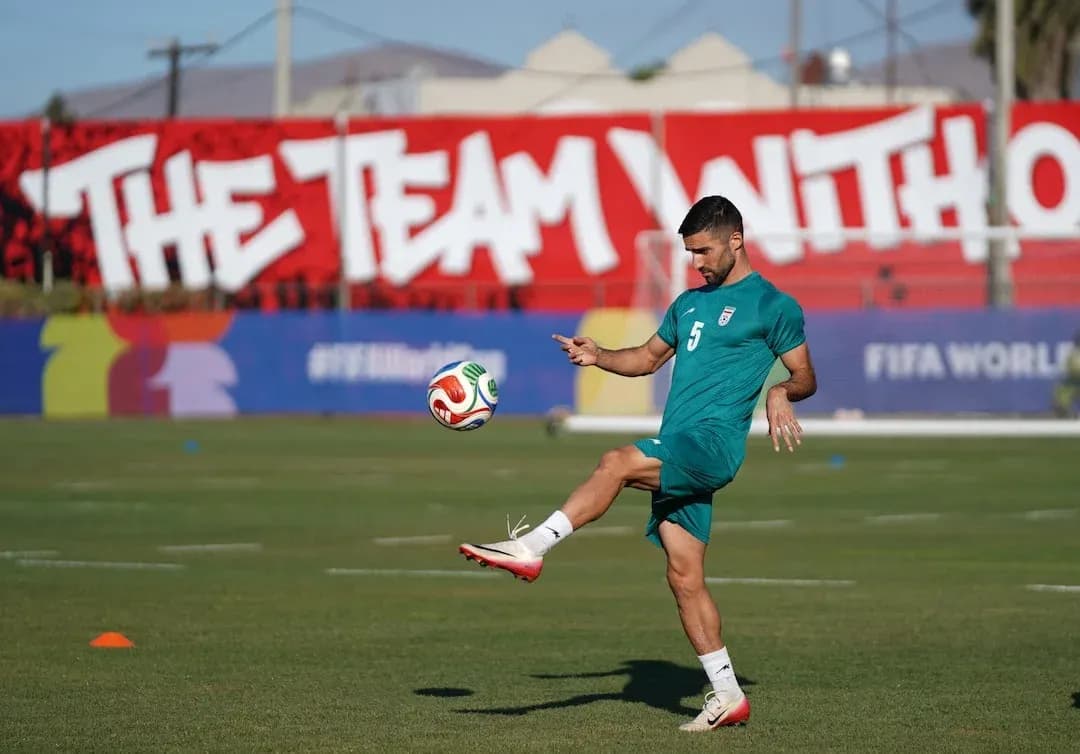 Jugador de Irán practicando con balón en campo Jugador de Irán practicando con balón en campo