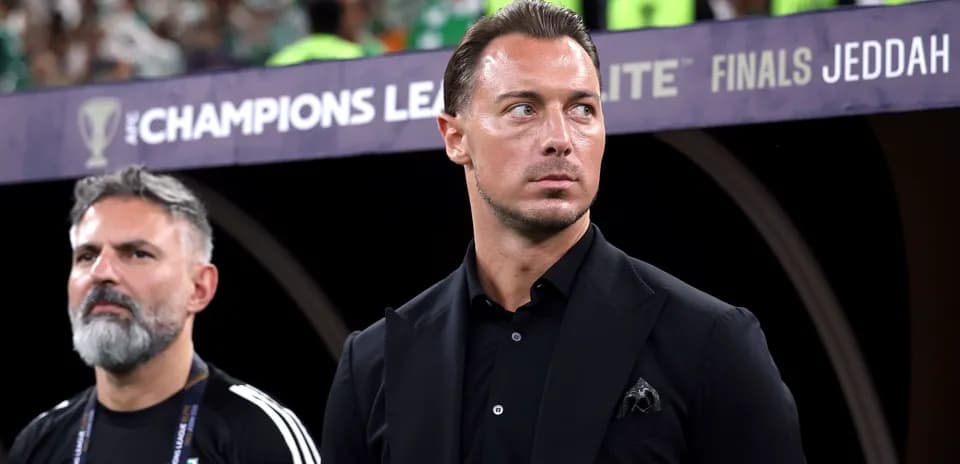 Entrenador y asistente en la final de la AFC Champions League Entrenador y asistente en la final de la AFC Champions League