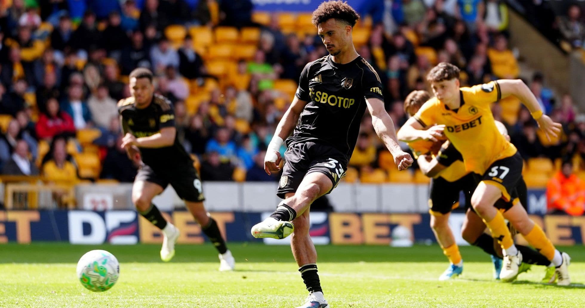 Un jugador de Wolves ejecutando un penalti Un jugador de Wolves ejecutando un penalti