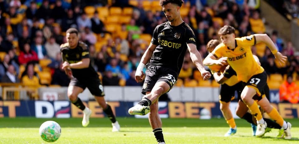 Un jugador de Wolves ejecutando un penalti Un jugador de Wolves ejecutando un penalti