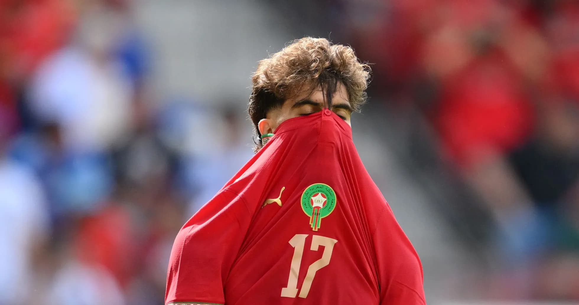 Jugador de Marruecos cubriendo su rostro con la camiseta Jugador de Marruecos cubriendo su rostro con la camiseta