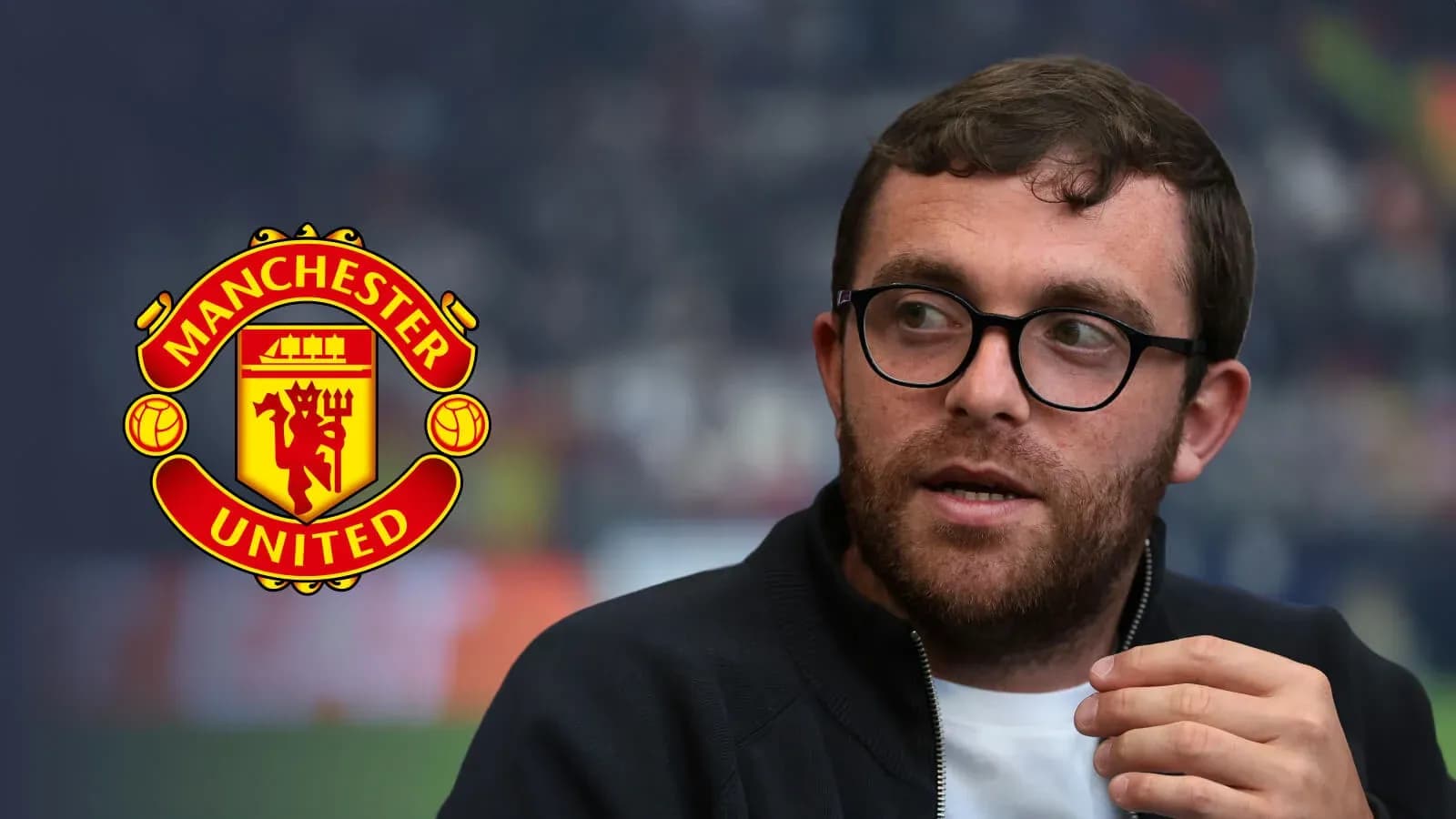 Persona hablando con logo de Manchester United de fondo Persona hablando con logo de Manchester United de fondo