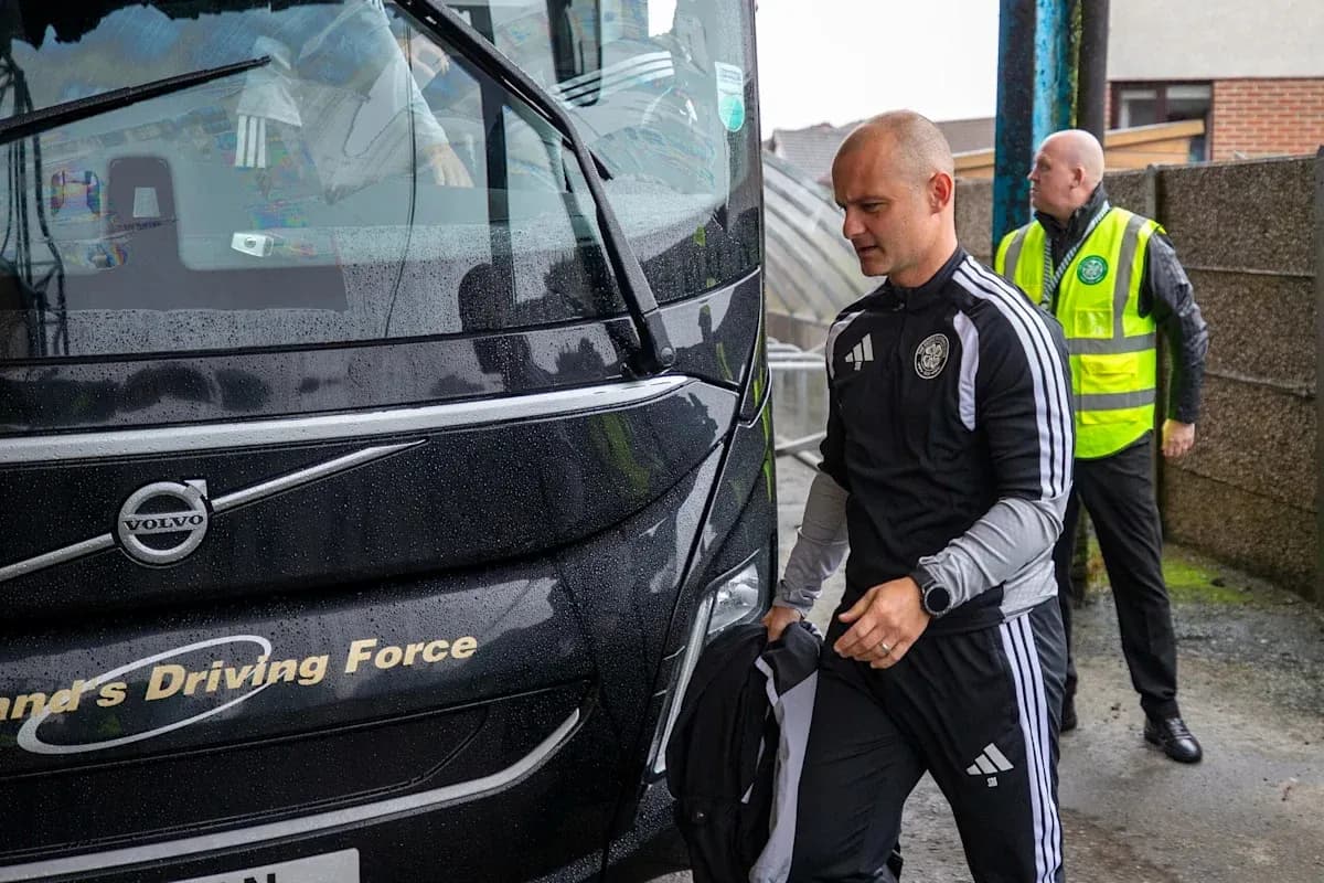 Entrenador llegando al autobús del equipo Entrenador llegando al autobús del equipo