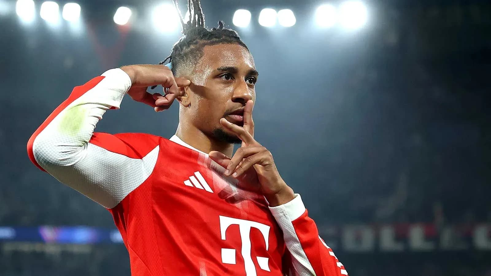 Jugador del Bayern Múnich haciendo gesto de silencio Jugador del Bayern Múnich haciendo gesto de silencio
