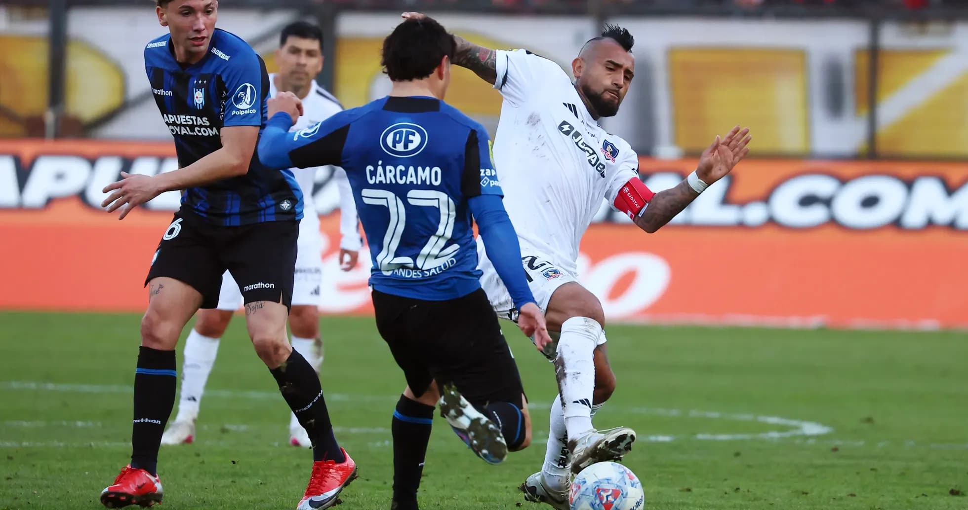 Jugadores de Huachipato y Colo Colo en acción Jugadores de Huachipato y Colo Colo en acción